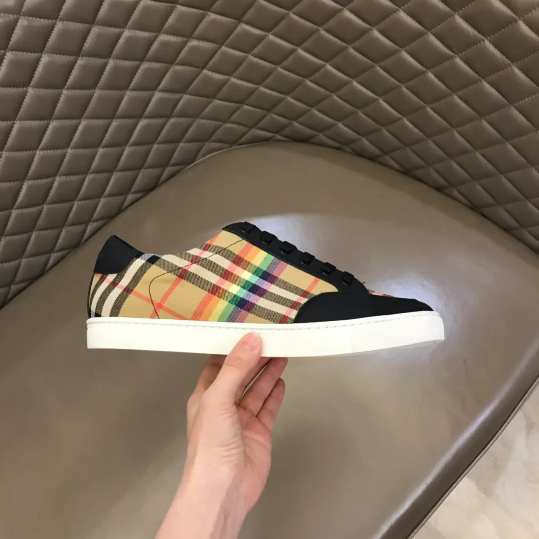 p360 "BURBERR*" men's classic low-top sneakers are reinterpreted in Vintage checkered cotton and matte calfskin, decorated with a new brand logo. First-layer sheepskin lining, embossed Burberry logo on the heel, and original TPU outsole! Size: 38-44